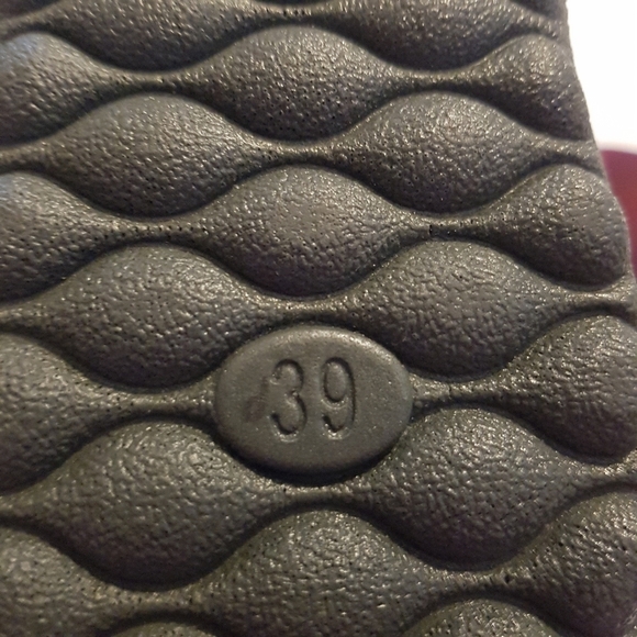 BJ booties with fuzzy lining, fit 7- 7 1/2 ladies best - Picture 4 of 4